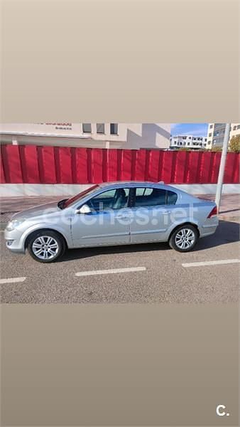 Usado Opel Astra Cosmo 100 CV (73 kW) 2009 Gris / plata Berlina