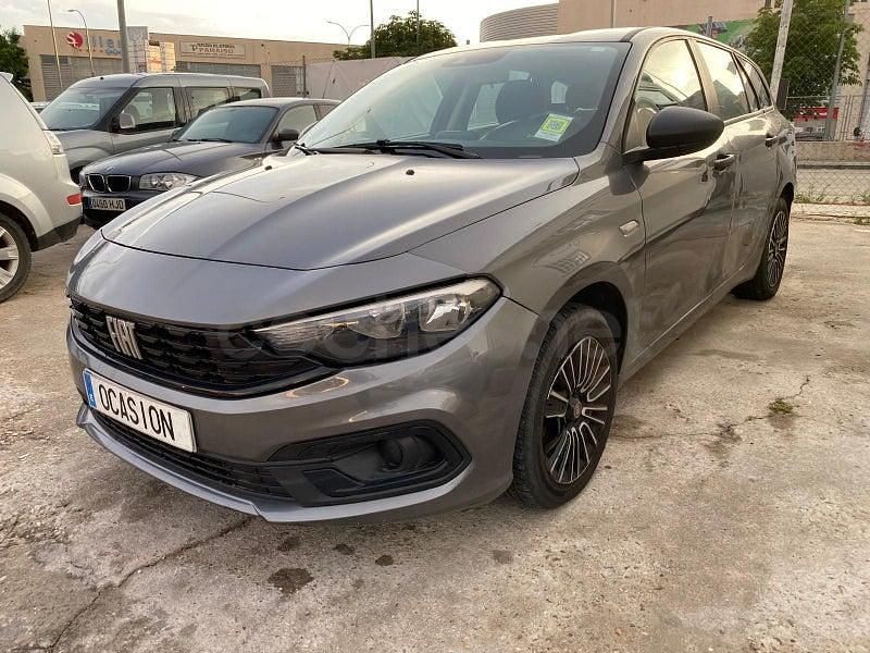 Usado Fiat Tipo Cross 130 CV (95 kW) 2022 Gris / plata Familiar