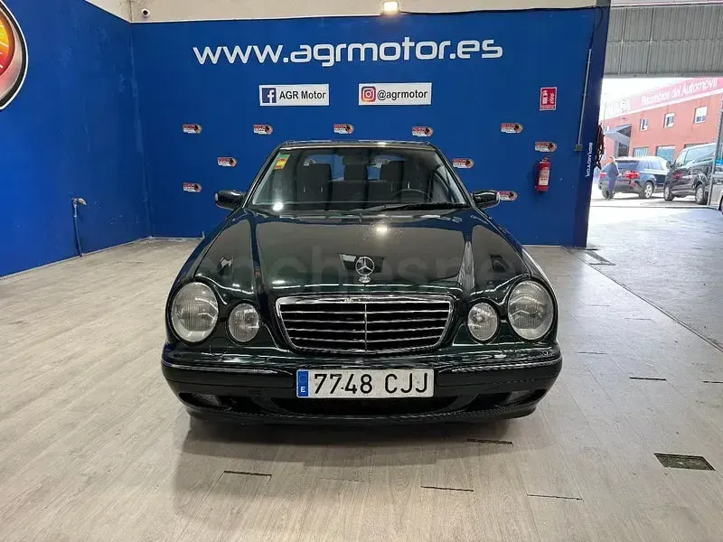 Usado Mercedes E320 Avantgarde 197 CV (144 kW) 2000 Verde Berlina