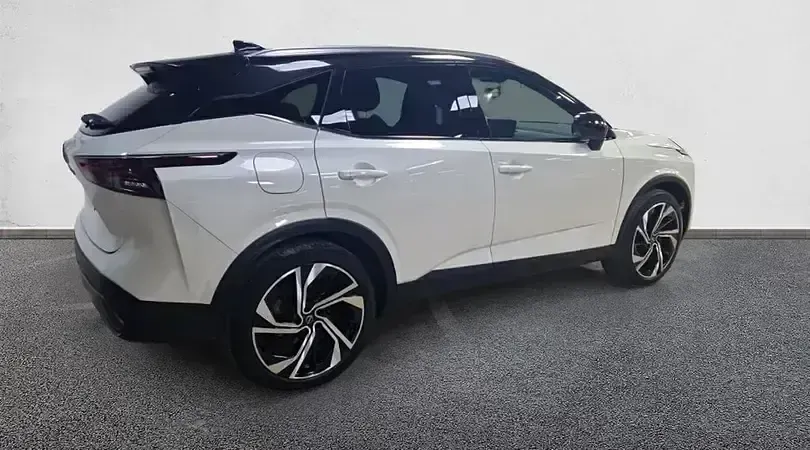 Usado Nissan Qashqai Tekna 158 CV (116 kW) 2023 Lunar white con techo midnight SUV