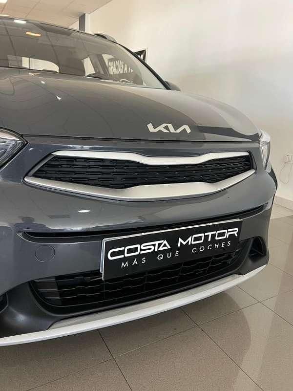Usado Kia Stonic Plus 84 HP (61 kW) 2023 Cinzento SUV