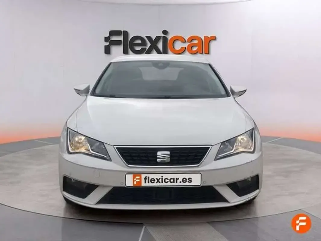 Usado Seat Leon ST Style 131 CV (96 kW) 2019 Blanco Familiar