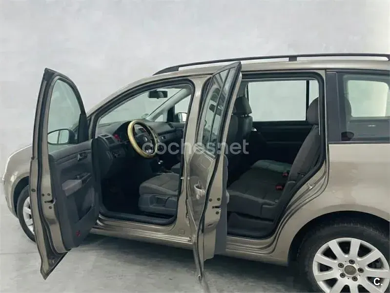 Usado VW Touran Edition 105 CV (77 kW) 2010 Gris / plata Monovolumen