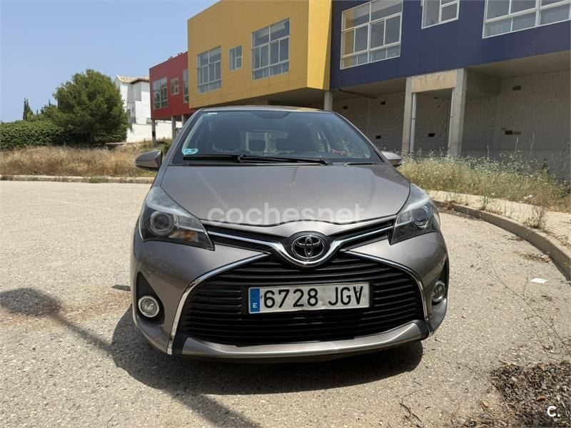Usado Toyota Yaris Active 99 CV (72 kW) 2015 Beige Berlina