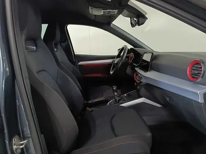 Usado Seat Arona FR 115 CV (84 kW) 2025 Gris / plata SUV