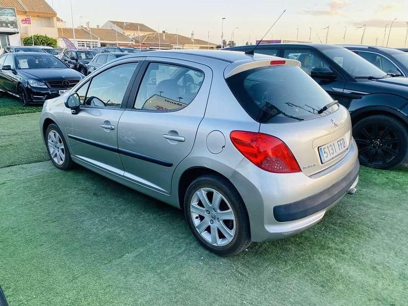 Usado Peugeot 207 109 CV (80 kW) 2007 Plateado Utilitario