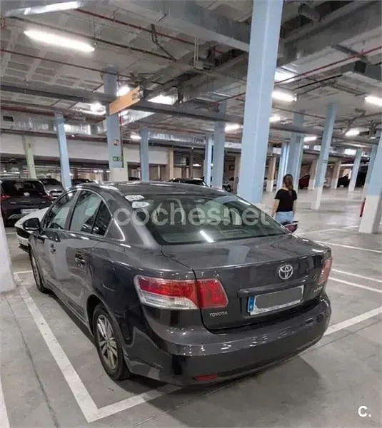 Usado Toyota Avensis Active 132 CV (97 kW) 2009 Gris / plata Berlina