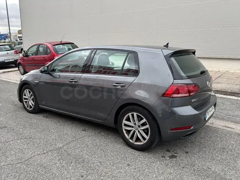 Usado VW Golf VIII Edition 130 CV (95 kW) 2020 Gris / plata Berlina