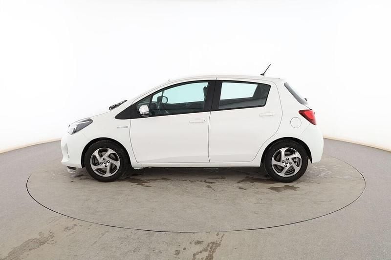 Usado Toyota Yaris Hybrid Active 101 CV (74 kW) 2014 Blanco Berlina