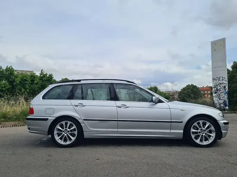 Usado BMW 330 204 CV (150 kW) 2006 Gris / plata Familiar