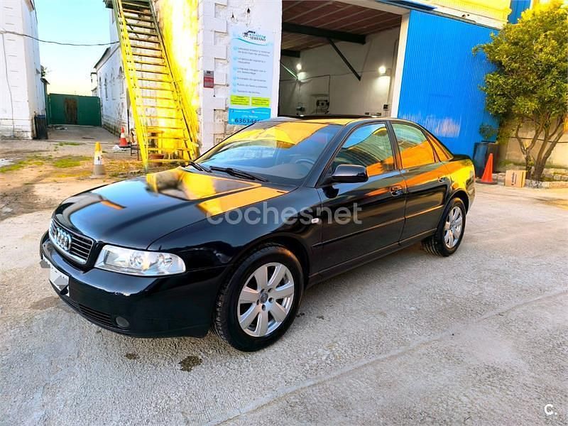 Usado Audi A4 110 CV (80 kW) 2000 Azul Berlina