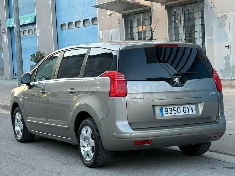 Usado Peugeot 5008 Premium 120 CV (88 kW) 2010 Beige Monovolumen