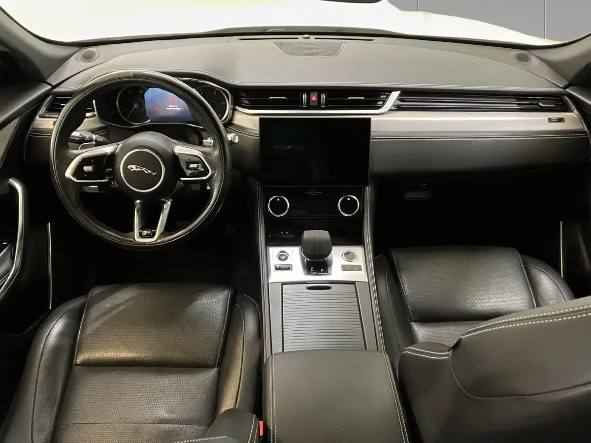 Usado Jaguar F-Pace R-Dynamic 204 CV (150 kW) 2022 Fuji white SUV