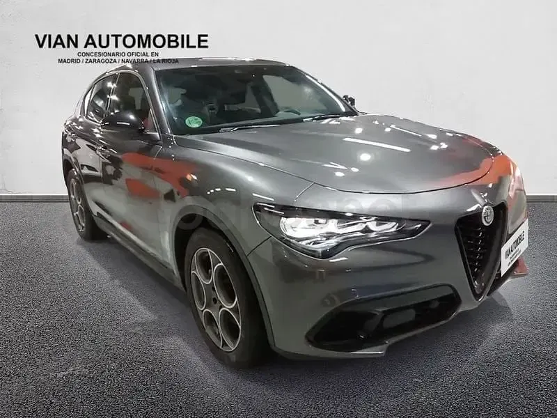 Usado Alfa Romeo Stelvio Sprint 160 CV (117 kW) 2023 Gris / plata SUV