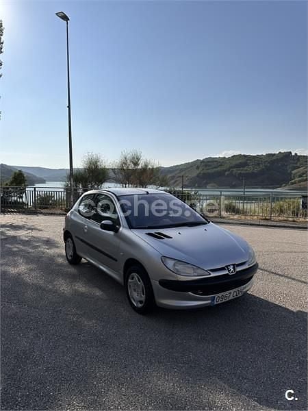 Usado Peugeot 206 75 CV (55 kW) 2002 Gris / plata Berlina