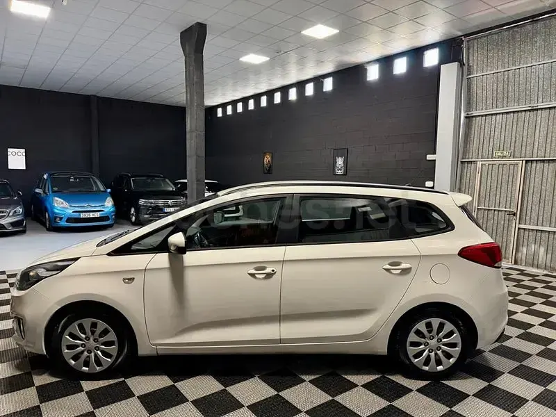 Usado Kia Carens 115 CV (84 kW) 2013 Blanco Monovolumen