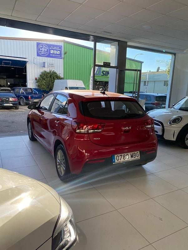 Usado Kia Rio 84 CV (61 kW) 2022 Rojo