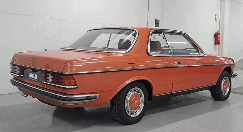 Usado Mercedes 230 185 CV (136 kW) 1982 Naranja Coupe