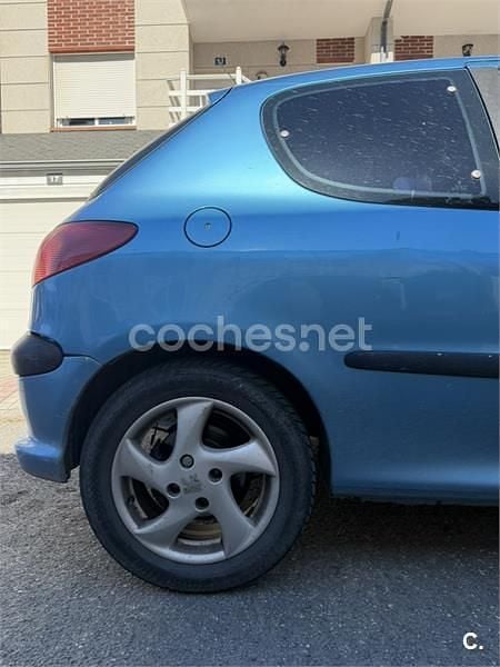 Usado Peugeot 206 110 CV (80 kW) 2002 Azul Berlina