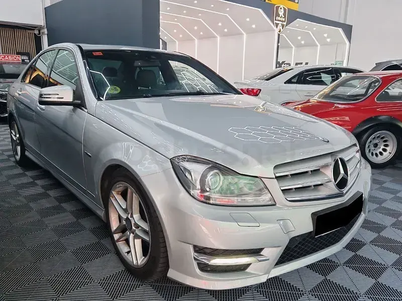 Usado Mercedes C250 Avantgarde 204 CV (150 kW) 2011 Gris / plata Berlina