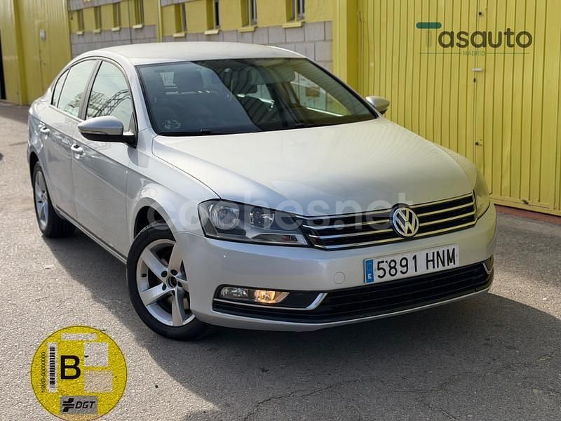 Gris / plata Usado 2013 VW Passat Edition Berlina | 6990 € (Buen precio) - Imagen 1/4