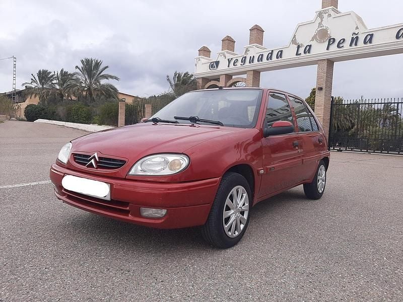 Usado Citroën Saxo 75 CV (55 kW) 2001 Rojo Utilitario