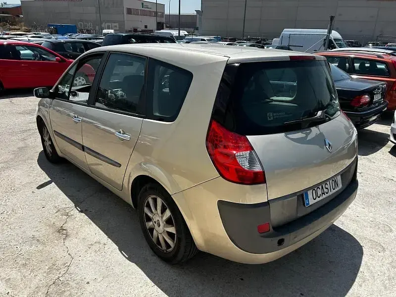 Usado Renault Grand Scénic II Dynamique 130 CV (95 kW) 2007 Gris / plata Monovolumen