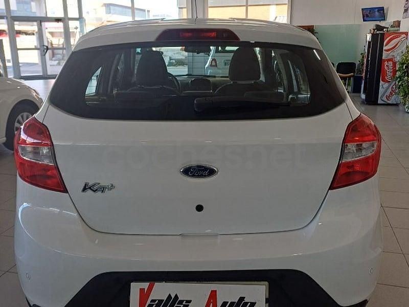 Usado Ford Ka Plus Ultimate 85 CV (62 kW) 2018 Blanco Utilitario