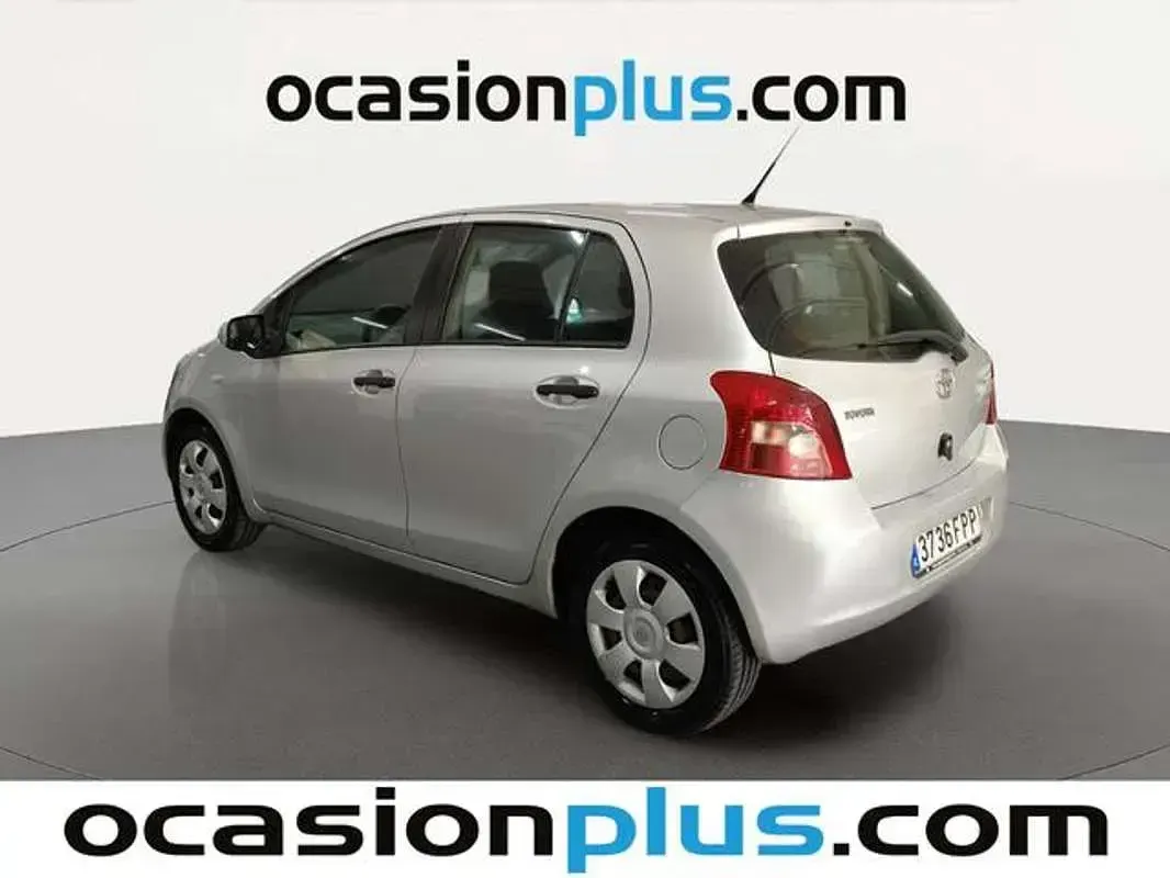 Usado Toyota Yaris 87 CV (63 kW) 2007 Plateado Utilitario