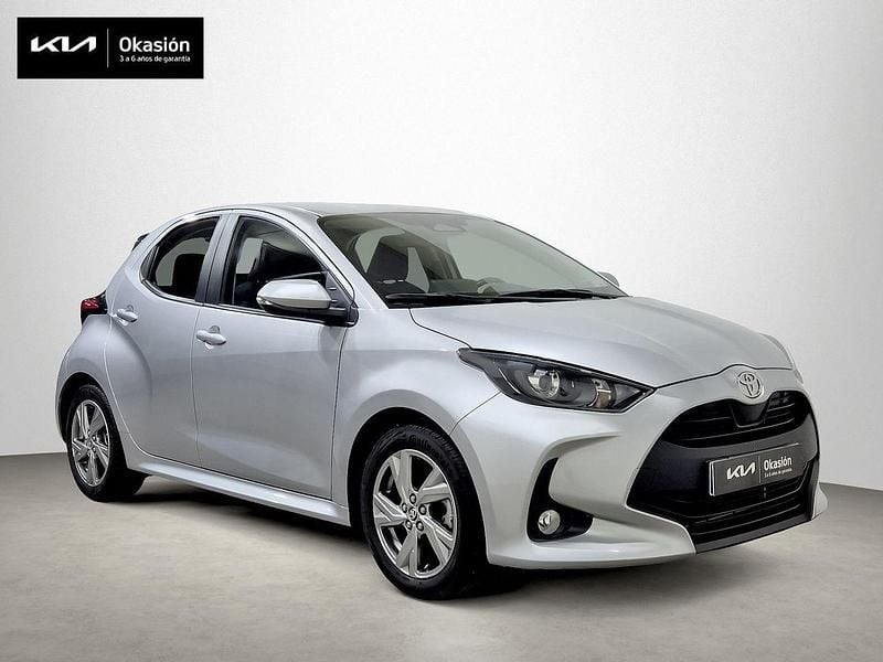 Gris Usado 2024 Toyota Yaris Hybrid Active Berlina | 20.900 € (Precio justo) - Imagen 1/4