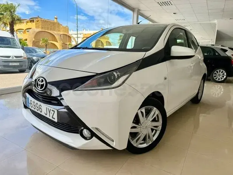 Usado Toyota Aygo X-play 69 CV (50 kW) 2017 Blanco Utilitario