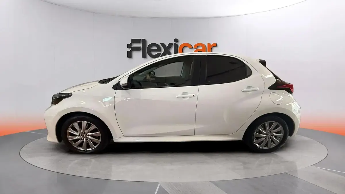 Usado Toyota Yaris Hybrid Active 116 CV (85 kW) 2023 Blanco Berlina