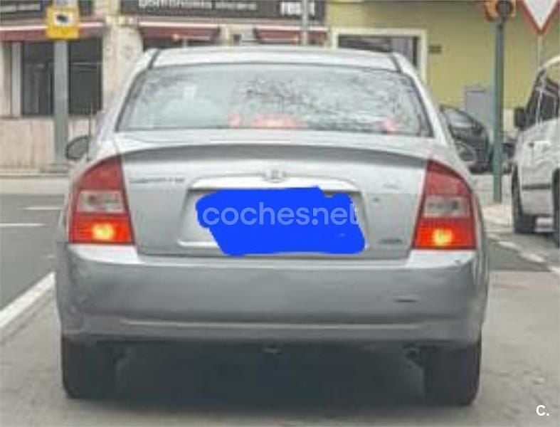 Gris / plata Usado 2004 Kia Cerato LX Berlina | 1100 € (Buen precio) - Imagen 1/2