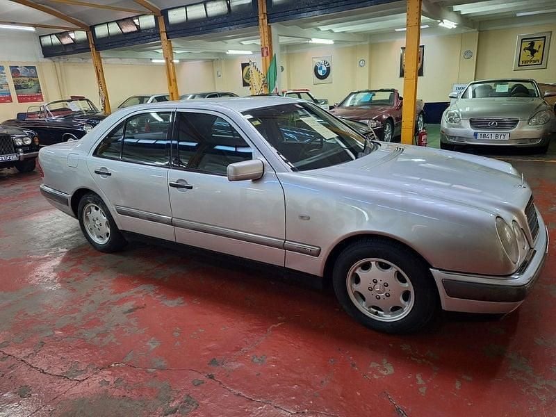Usado Mercedes E230 Elegance 150 CV (110 kW) 1995 Gris / plata Berlina