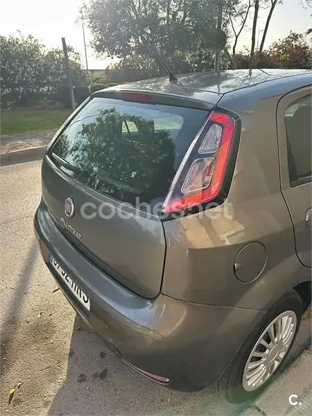 Usado Fiat Punto Pop 69 CV (50 kW) 2013 Gris / plata Utilitario