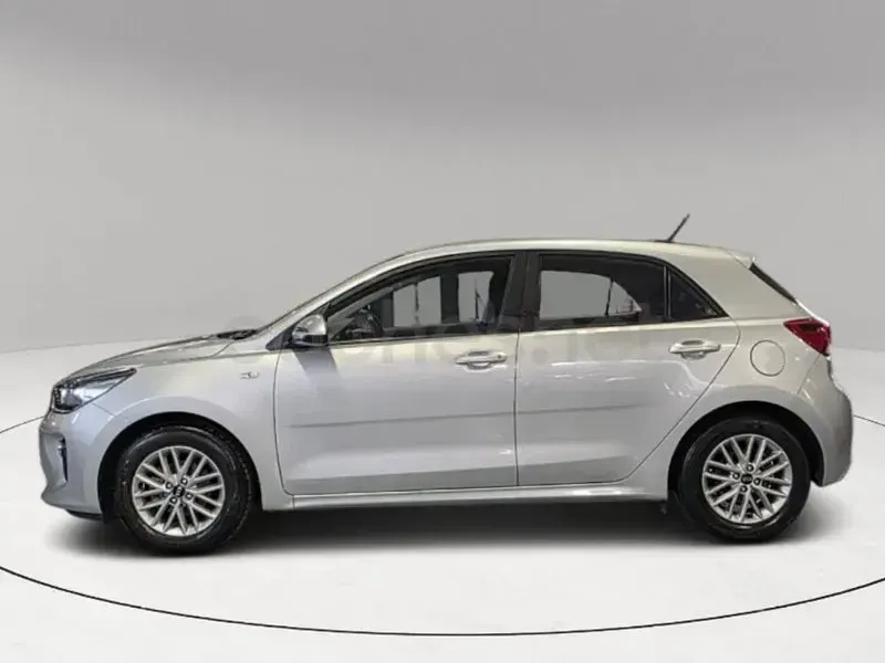 Usado Kia Rio 84 CV (61 kW) 2018 Gris / plata Berlina