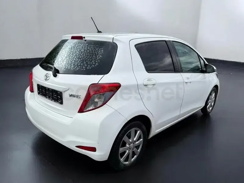 Käytetty Toyota Yaris Active 90 HP (66 kW) 2015 Valkoinen Viistoperä