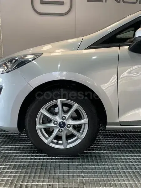 Usado Ford Fiesta Trend 86 CV (63 kW) 2018 Gris / plata Utilitario