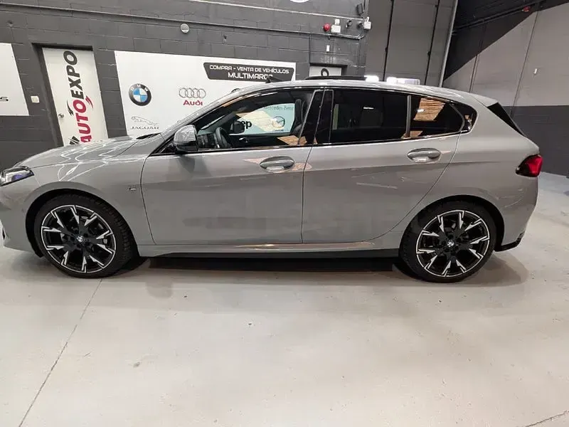 Usado BMW 120 M Sport 163 CV (119 kW) 2025 Gris / plata Utilitario