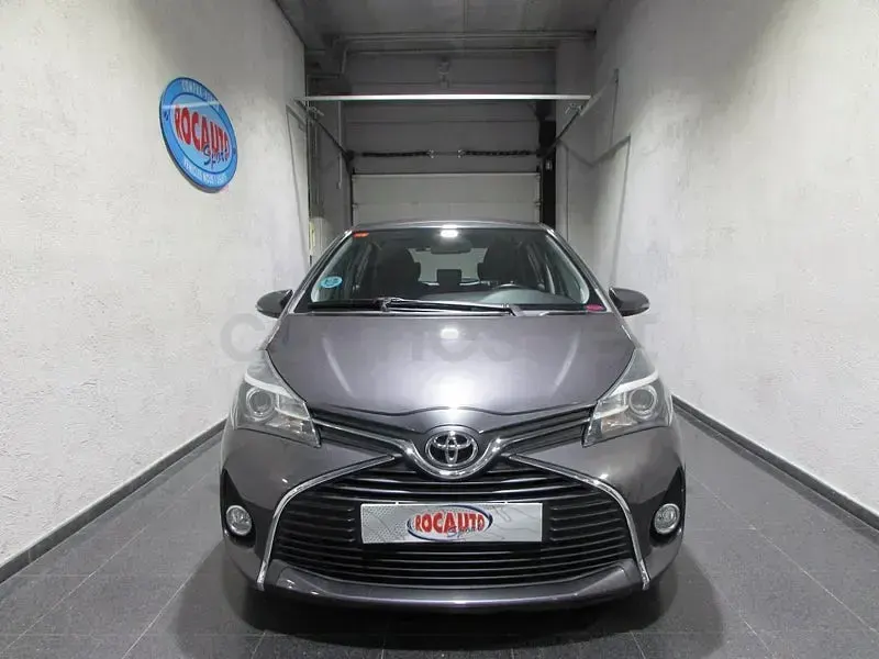 Usado Toyota Yaris Active 99 CV (72 kW) 2016 Gris / plata Berlina