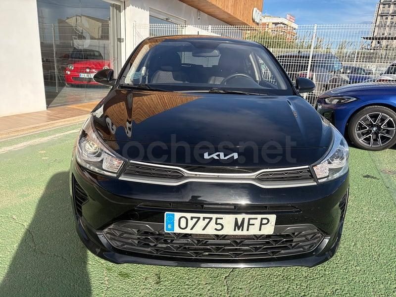 Usado Kia Rio 84 CV (61 kW) 2023 Negro Berlina
