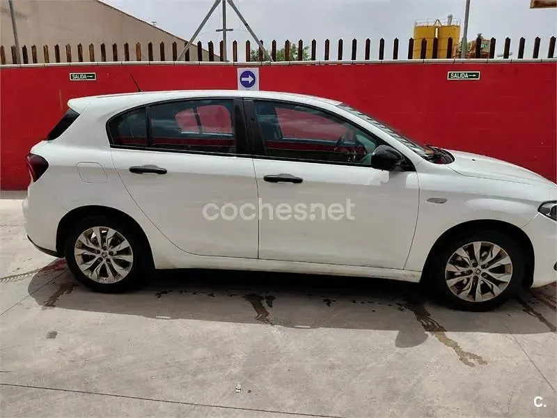 Usado Fiat Tipo Lounge 95 CV (69 kW) 2018 Blanco Berlina