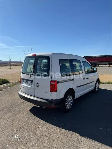 Usado VW Caddy Trendline 102 CV (75 kW) 2018 Blanco Monovolumen