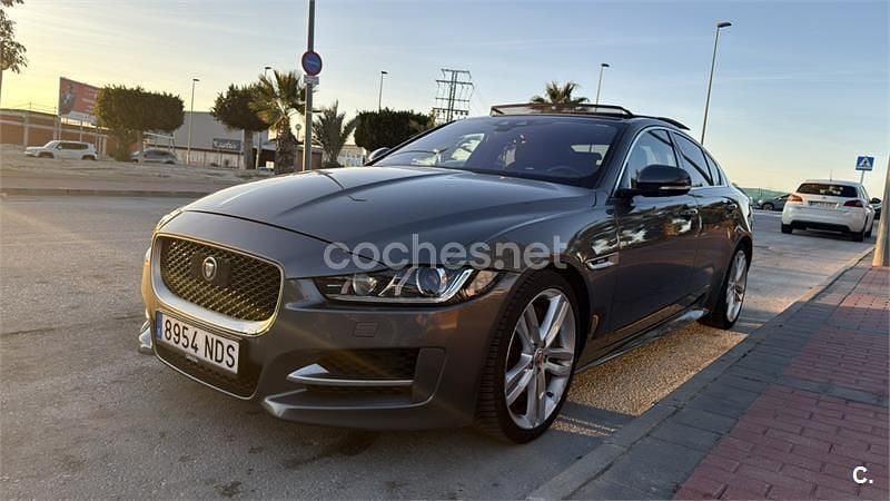 Usado Jaguar XE R-Sport 200 CV (147 kW) 2018 Gris / plata Berlina