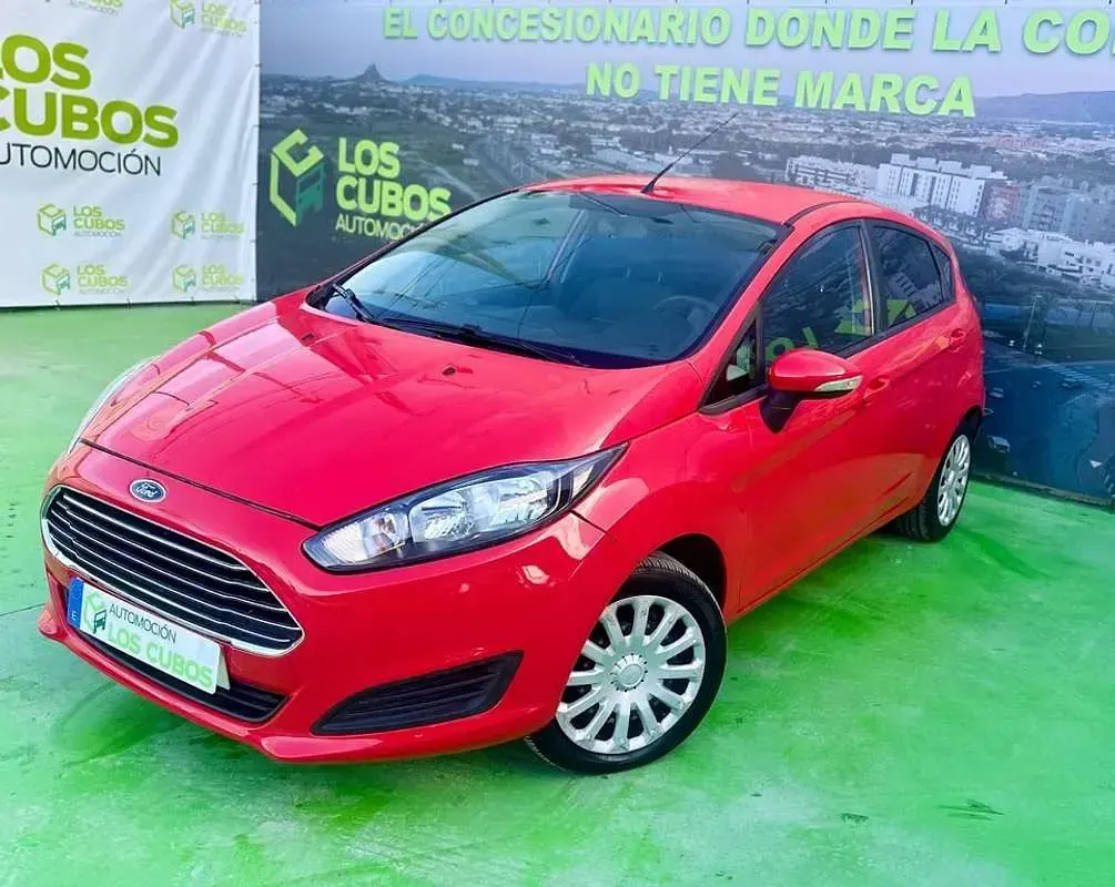 Usado Ford Fiesta Titanium 99 CV (72 kW) 2013 Rojo Utilitario