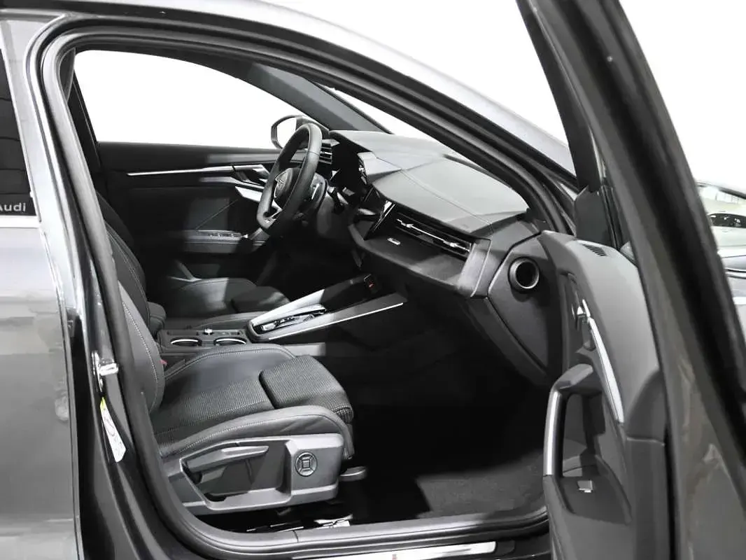 Usado Audi A3 Sportback Comfort 150 CV (110 kW) 2026 Gris Utilitario