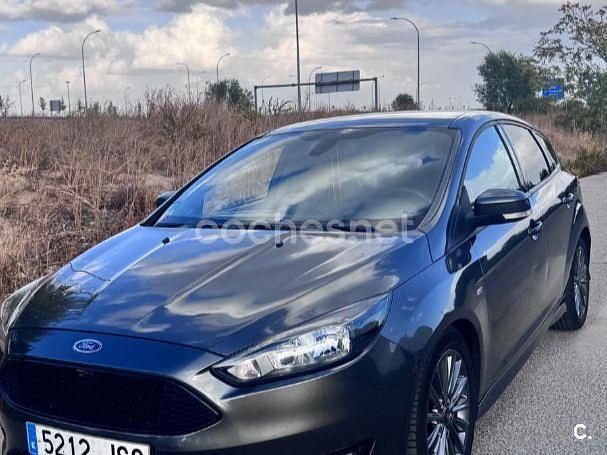 Gris / plata Usado 2016 Ford Focus ST-Line Berlina | 12.500 € (Caro) - Imagen 1/4