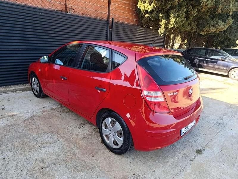 Usado Hyundai i30 Comfort 109 CV (80 kW) 2010 Rojo Utilitario