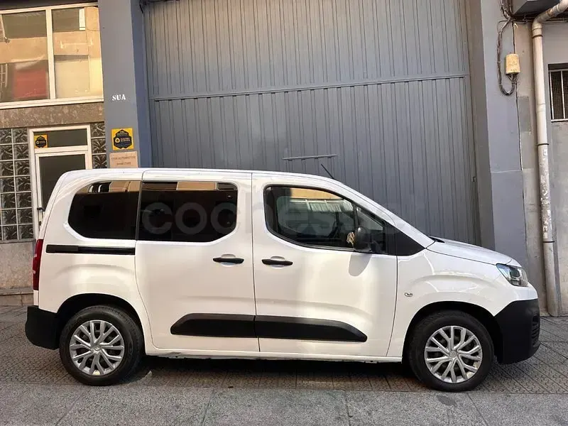 Usado Citroën Berlingo Live 102 CV (75 kW) 2021 Blanco Monovolumen
