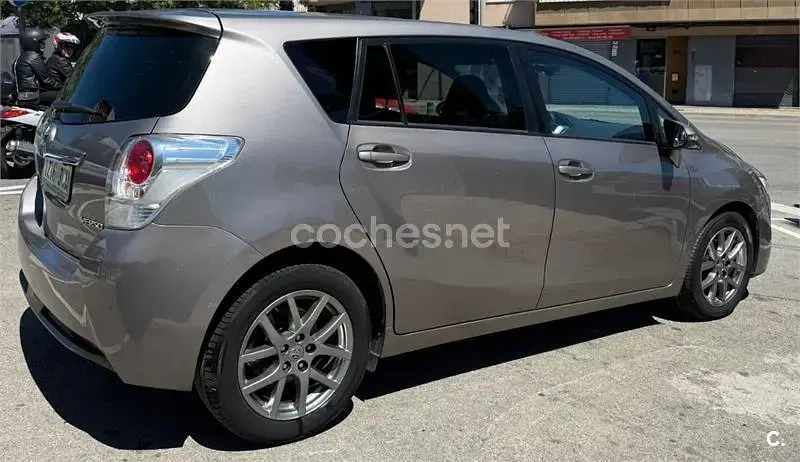 Usado Toyota Verso Advance 112 CV (82 kW) 2015 Marrón Monovolumen